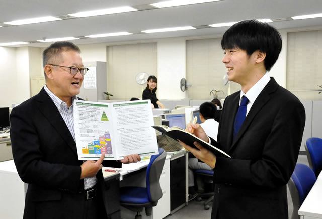 竹中睦芳社長(左)に話を聞く関西大3年の土佐弘人さん