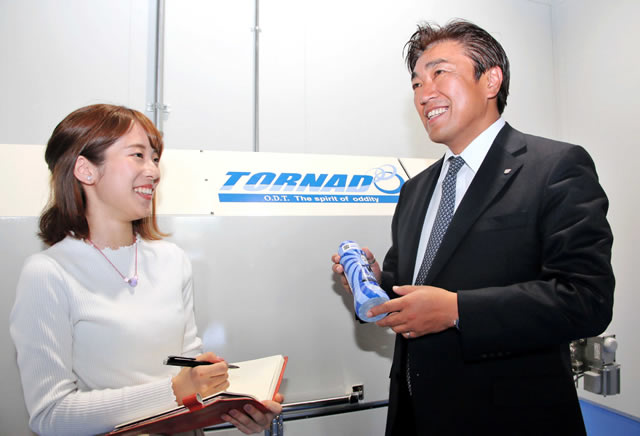 岡田耕治社長(右)に話を聞く神戸学院大3年の長沼優子さん