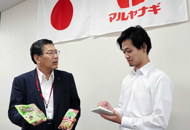 柳本一郎社長(左)に話を聞く甲南大3年の森一輝さん