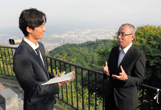 宮西幸治社長(右)の話を聞く関西学院大3年の安井達哉さん