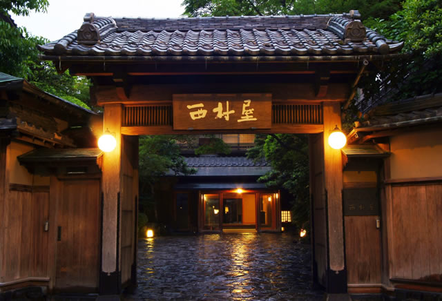 歴史と風格を感じさせる西村屋本館の玄関